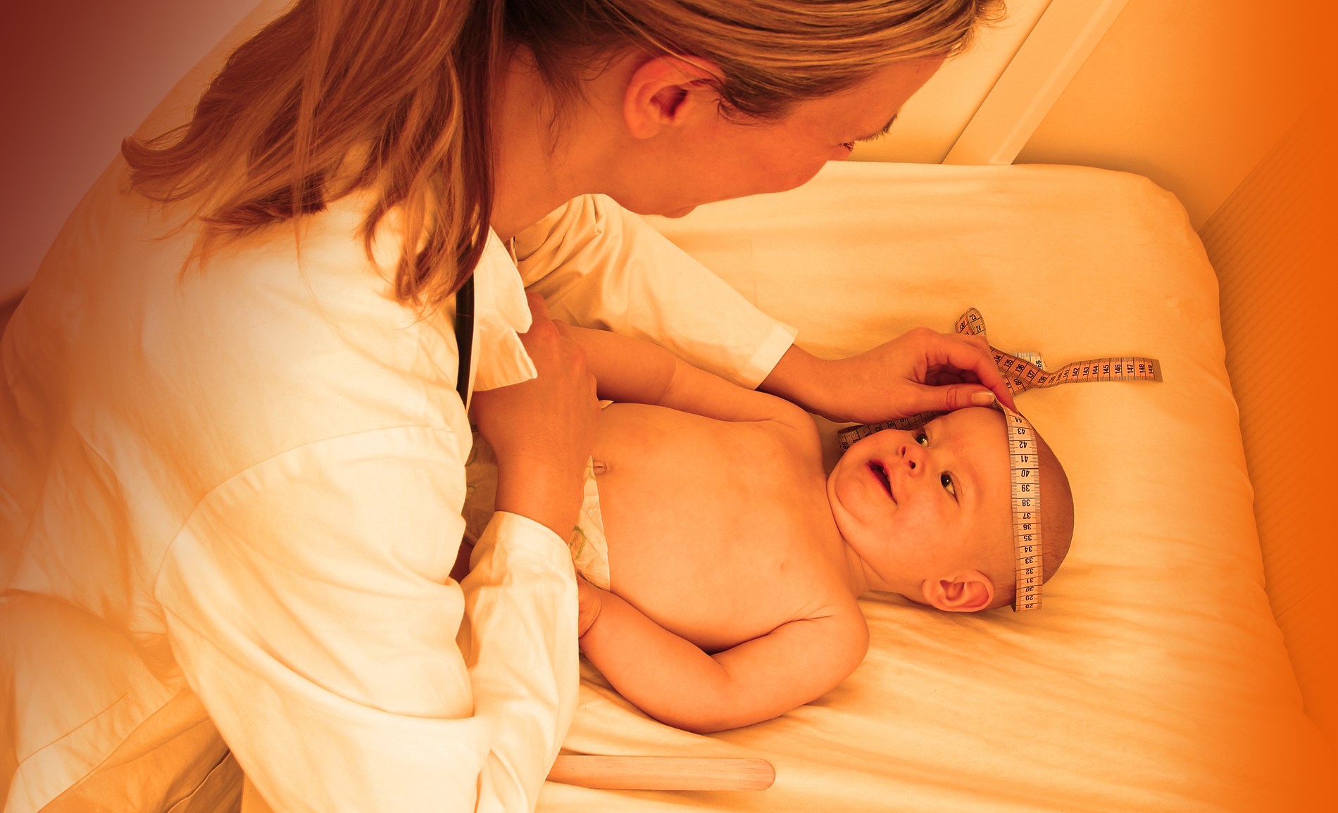 Hebamme untersucht Baby